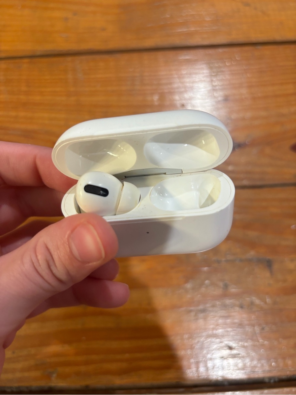 (18) AIRPODS PRO - Picture 3 of 9